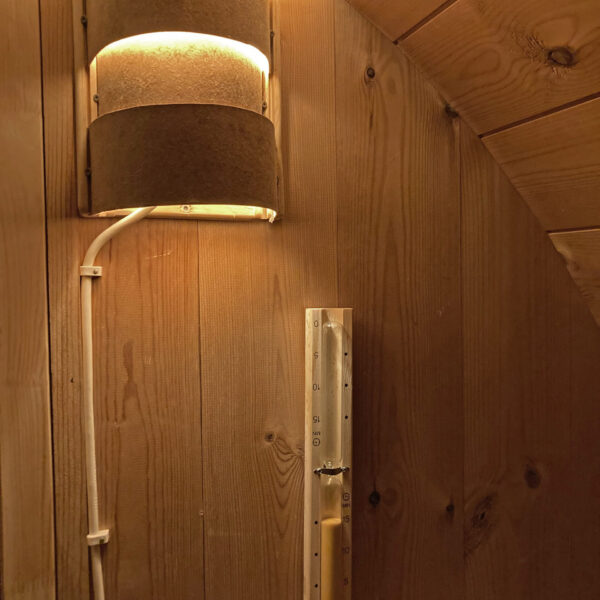 Leuchte im Sauna-Innenraum